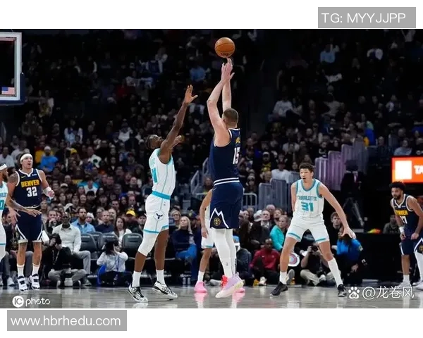 勇士与掘金季后赛第三场激战回顾球星表现与战术分析